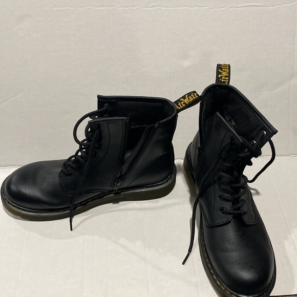 Dr. Martens women’s black combat bootss - Picture 2 of 5